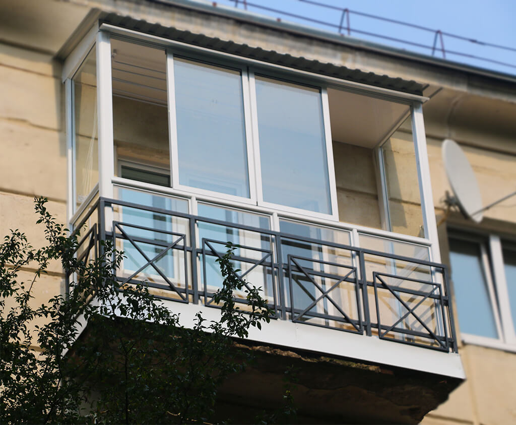 Панорамное остекление балкона в Котельниках под ключ. Цены на теплое  остекление лоджии окнами из ПВХ и Al.